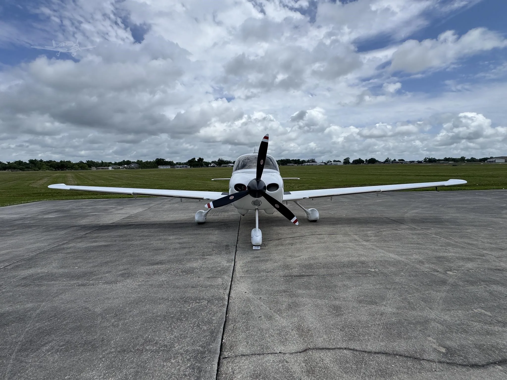 Exterior view of a 2003 CIRRUS SR22.