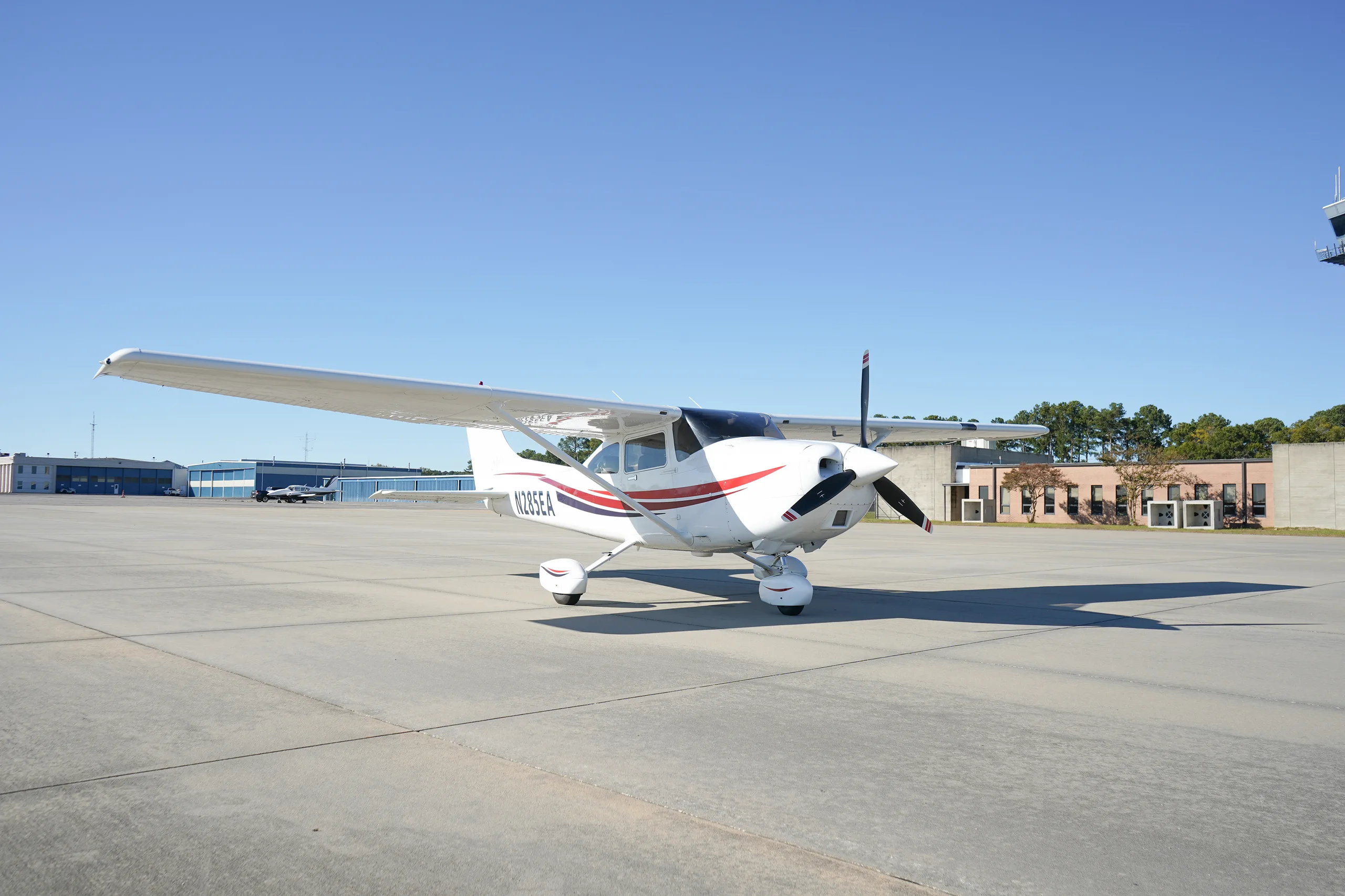 Exterior view of a 1999 Cessna 182S SKYLANE.