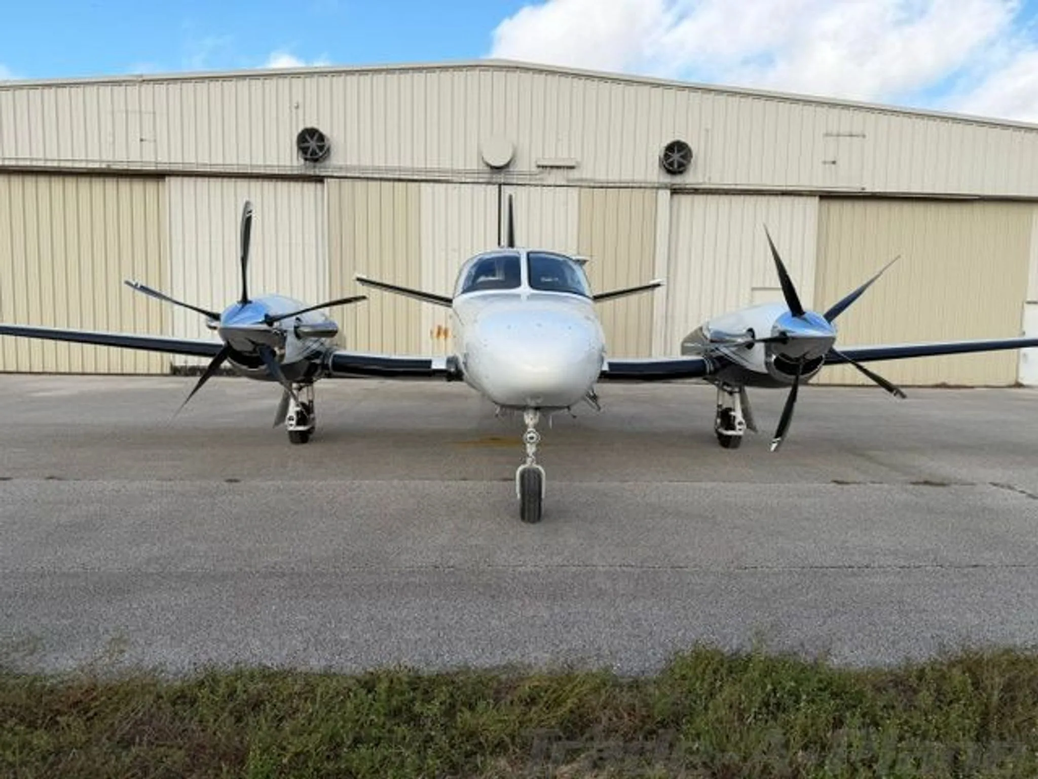 Exterior view of a 1981 CESSNA CONQUEST I, N400EW.