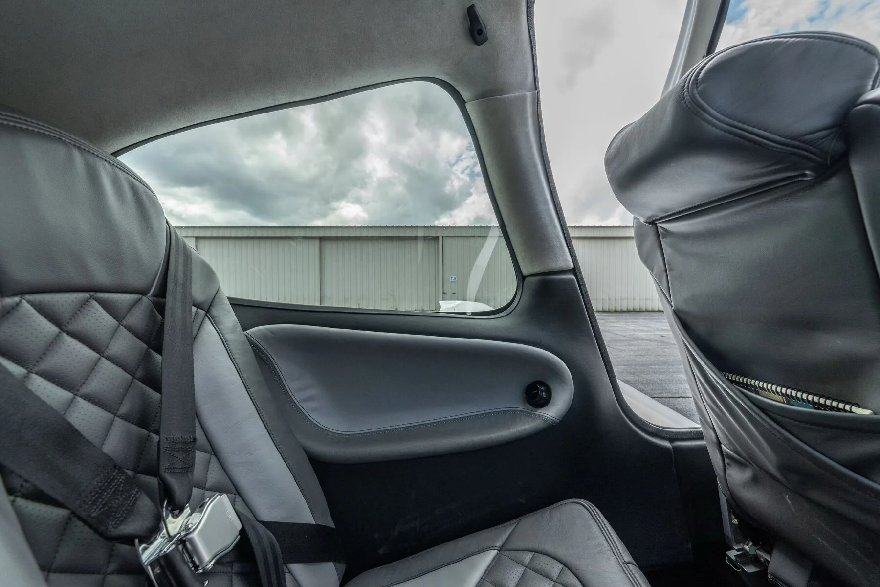 Cabin interior of a Cirrus SR22-G2 GTS.