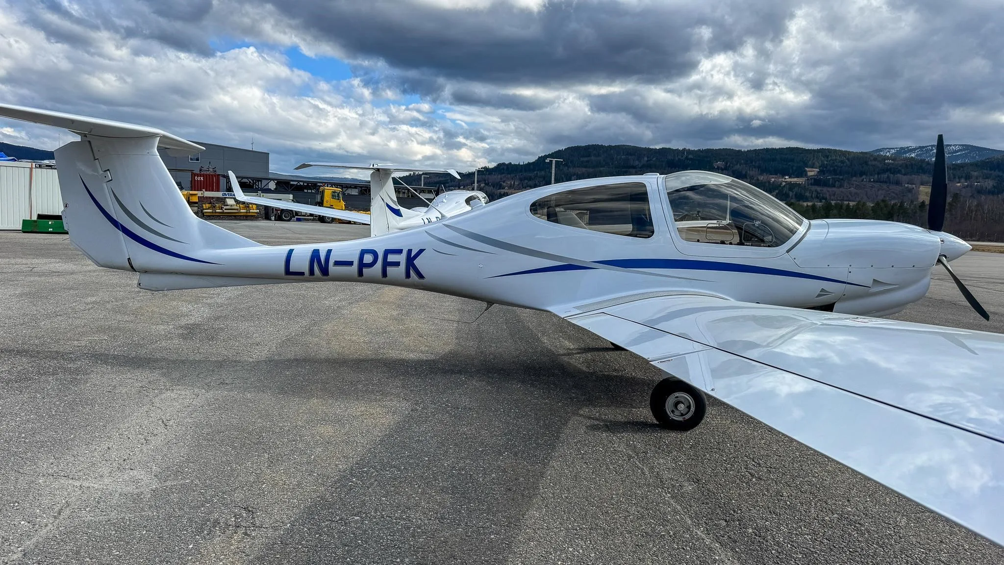 Exterior view of a 2019 DIAMOND DA40 NG, LN-PFK.