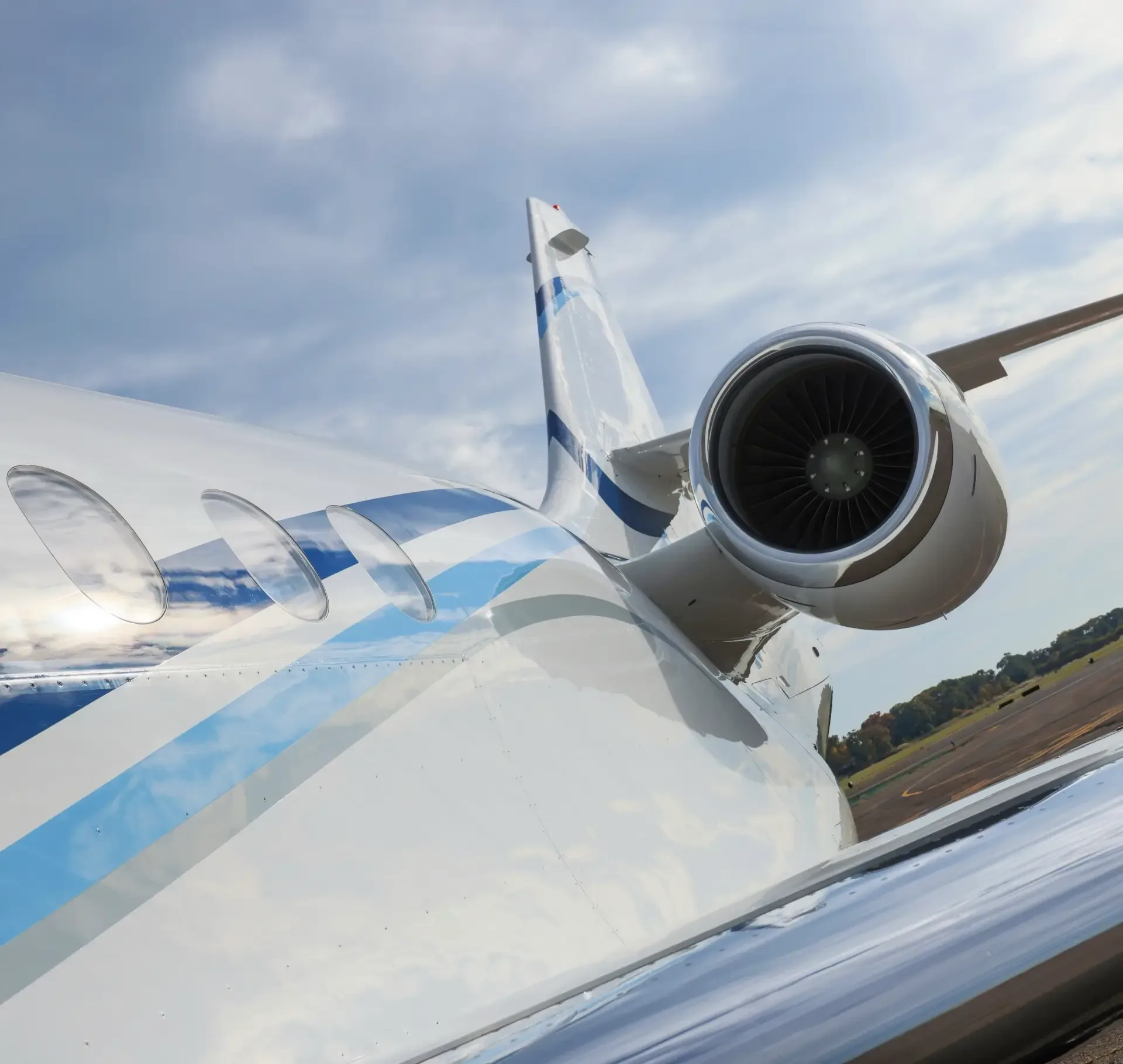 Exterior view of a 1999 Dassault Falcon 2000.