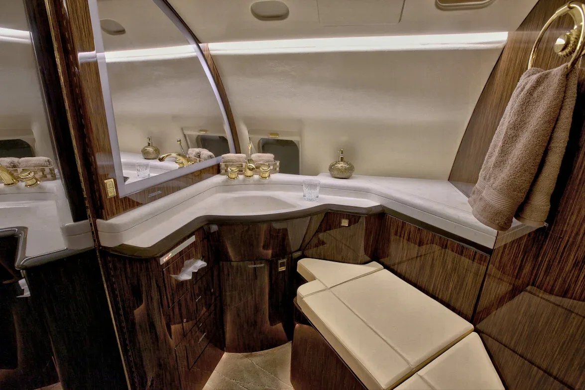 Cabin interior of a 1997 Bombardier Challenger 604 — Thoroughbred Aviation.