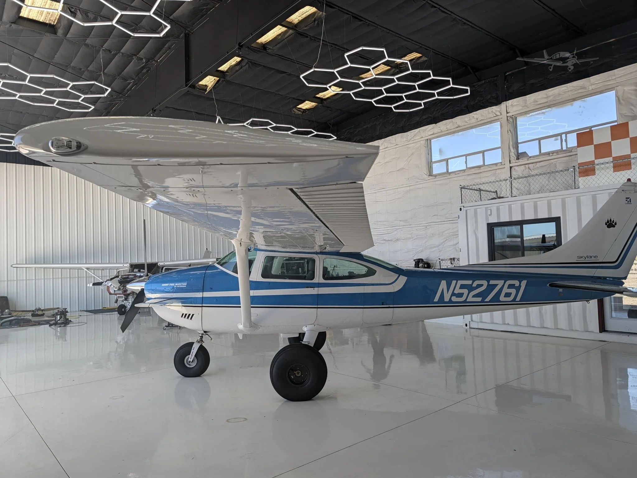 Exterior view of a CESSNA 182 SKYLANE, N52761.