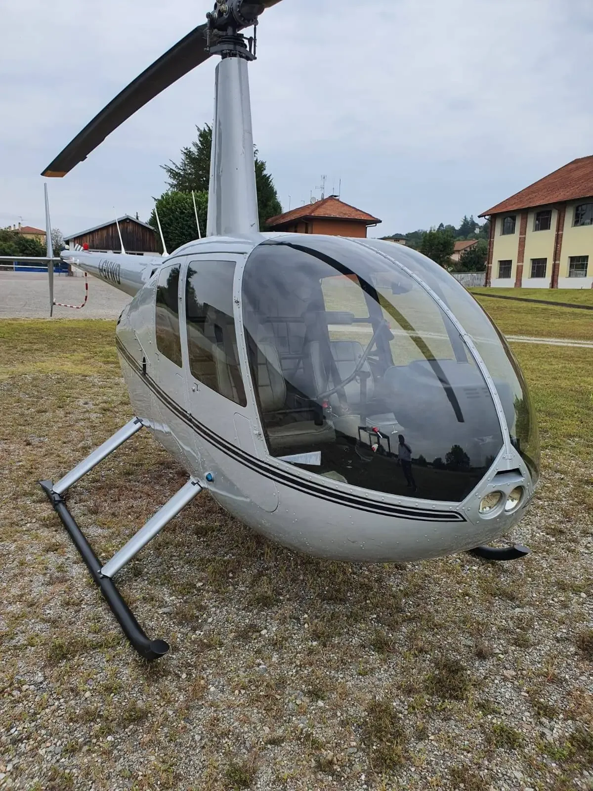 Exterior view of a 2005 Robinson R44.