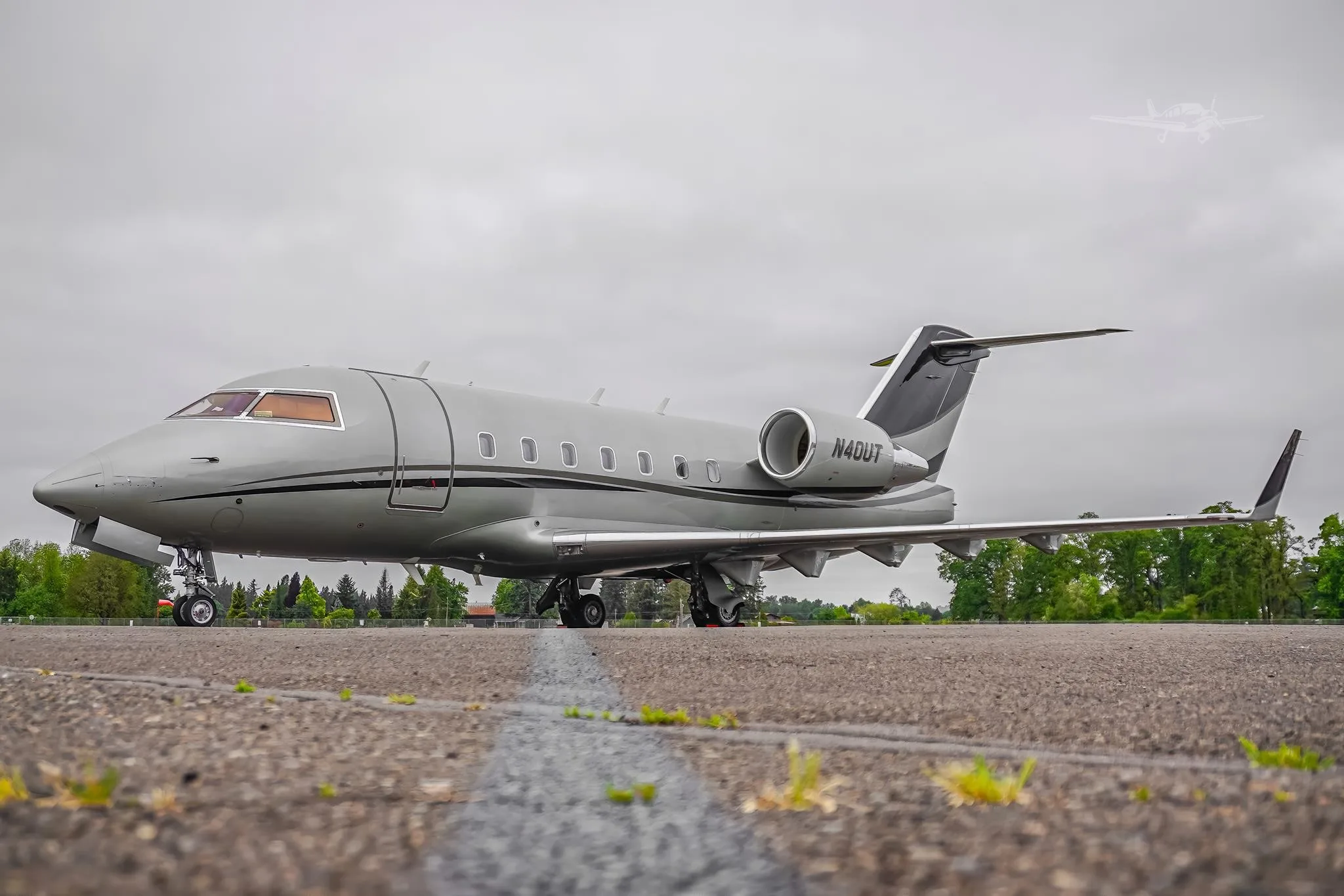 Exterior view of a 1993 BOMBARDIER CHALLENGER 601-3A/ER, N40UT.