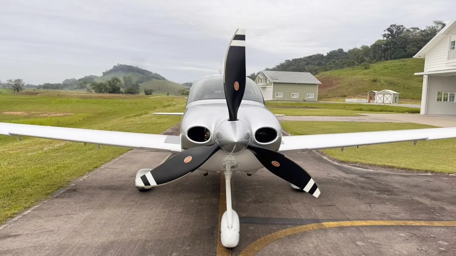 Exterior view of a Cirrus Aircraft SR22T G6 GTS PLATINUM.