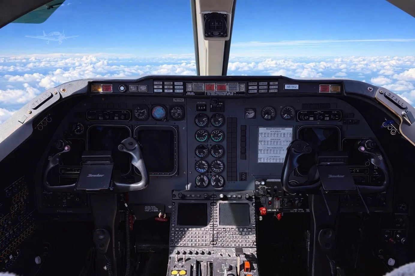 Cockpit and instrument panel of a 2007 HAWKER 400XP.