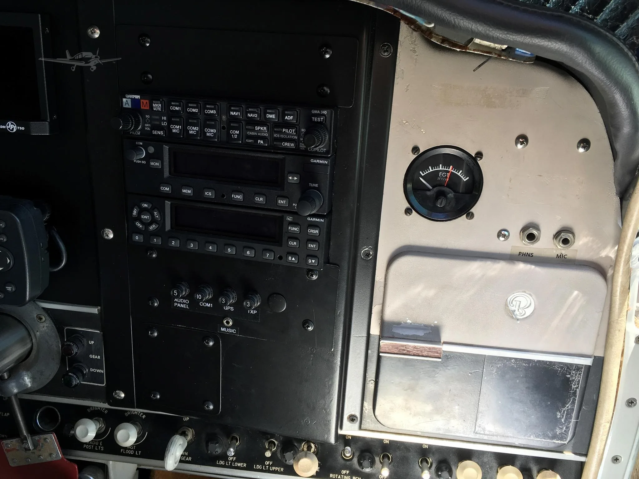 Cockpit and instrument panel of a 1967 BEECHCRAFT V35 BONANZA.