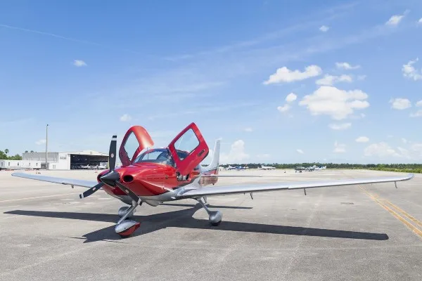 Exterior view of a 2024 Cirrus SR20, N442JS.