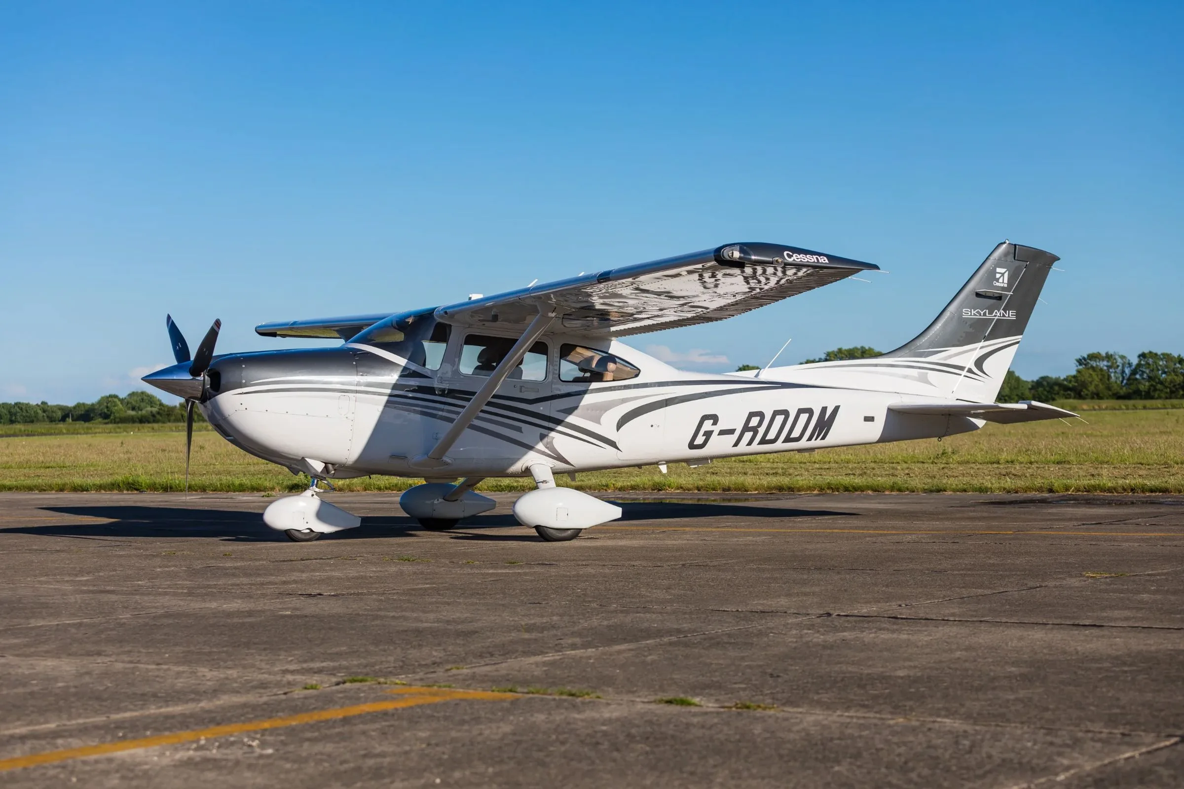 Exterior view of a 2015 Cessna 182T Skylane, G-RDDM.