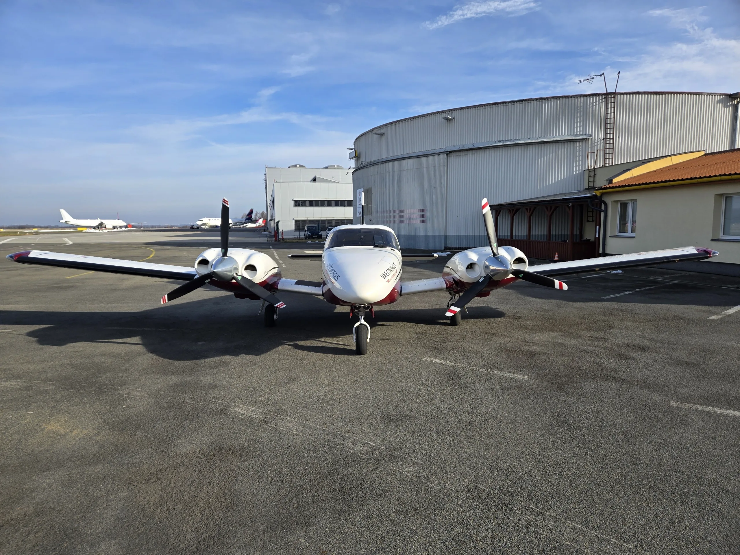 Exterior view of a 2001 Piper Seneca V.