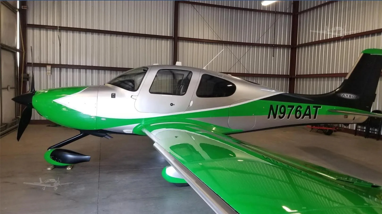 Exterior view of a 2015 CIRRUS SR22-G5 TURBO, N976AT.