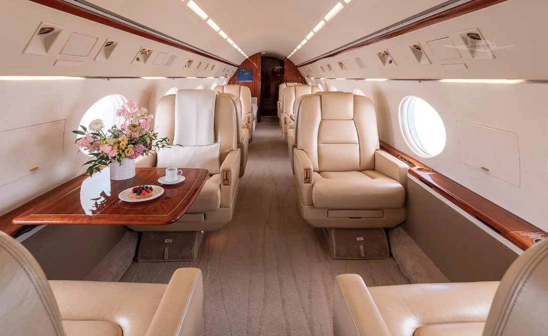 Cabin interior of a 1999 GULFSTREAM GIVSP.