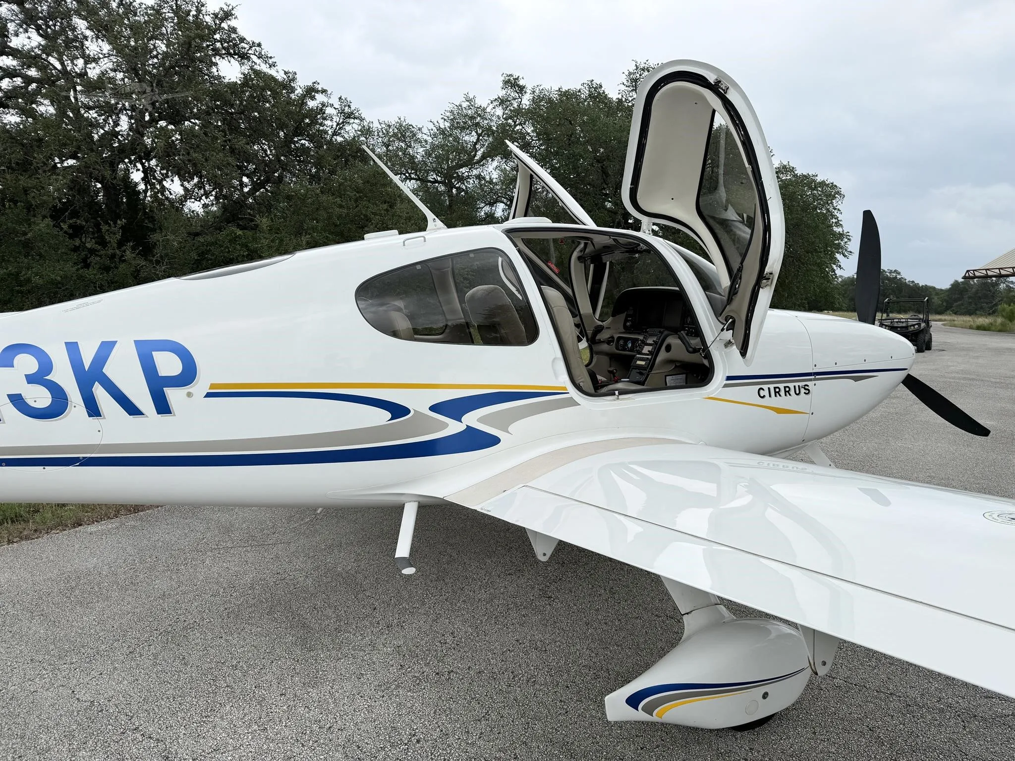 Exterior view of a 2004 CIRRUS SR22-G2, N813KP.