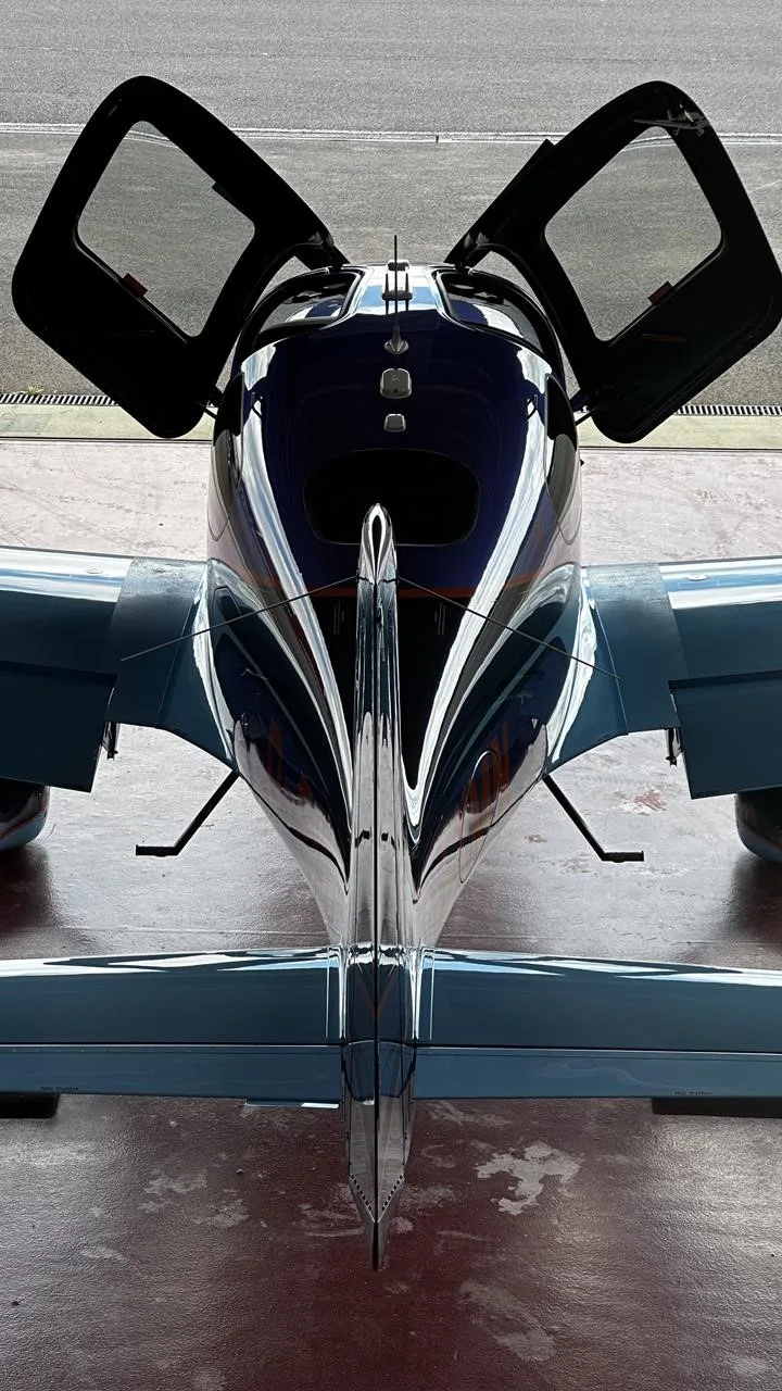 Exterior view of a 2023 CIRRUS SR22-G6 TURBO, D-EXMN.