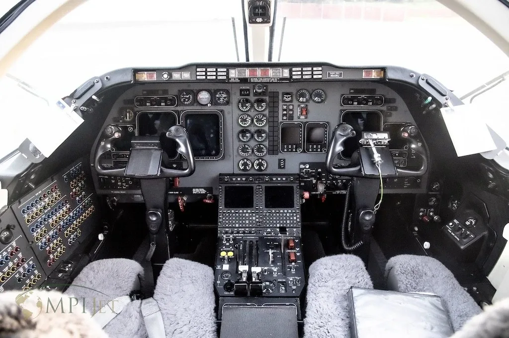 Cockpit and instrument panel of a 1999 Hawker Beechjet 400A.