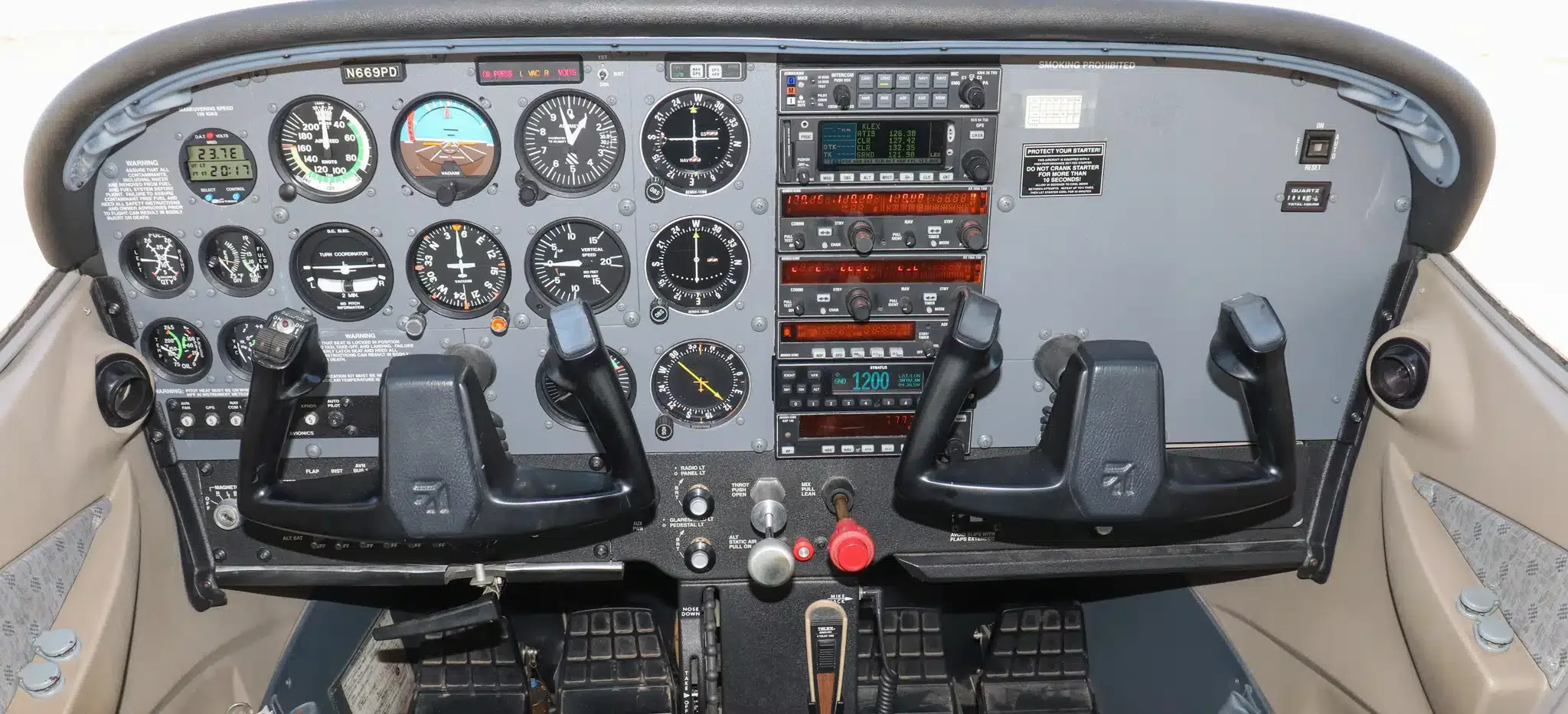 Cockpit and instrument panel of a 2000 Cessna 172S Skyhawk SP.