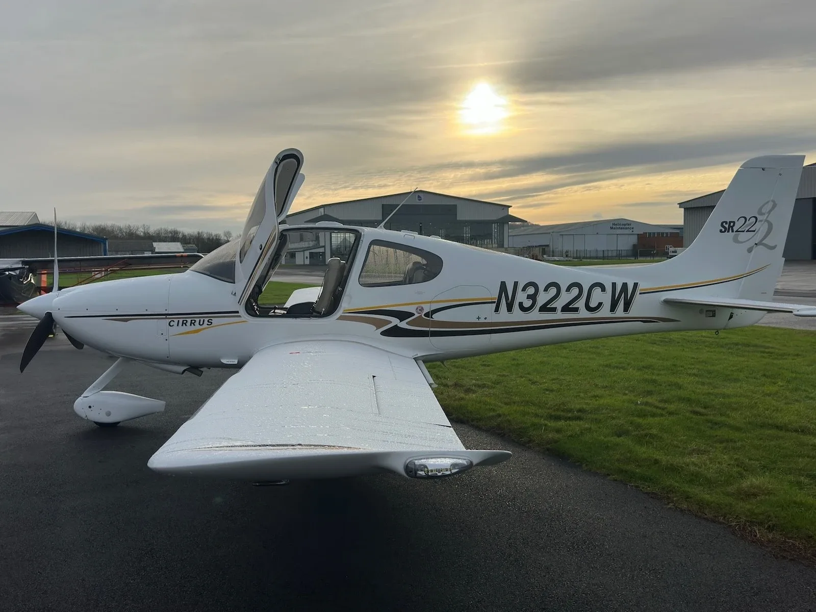 Exterior view of a 2004 Cirrus SR22 G2.