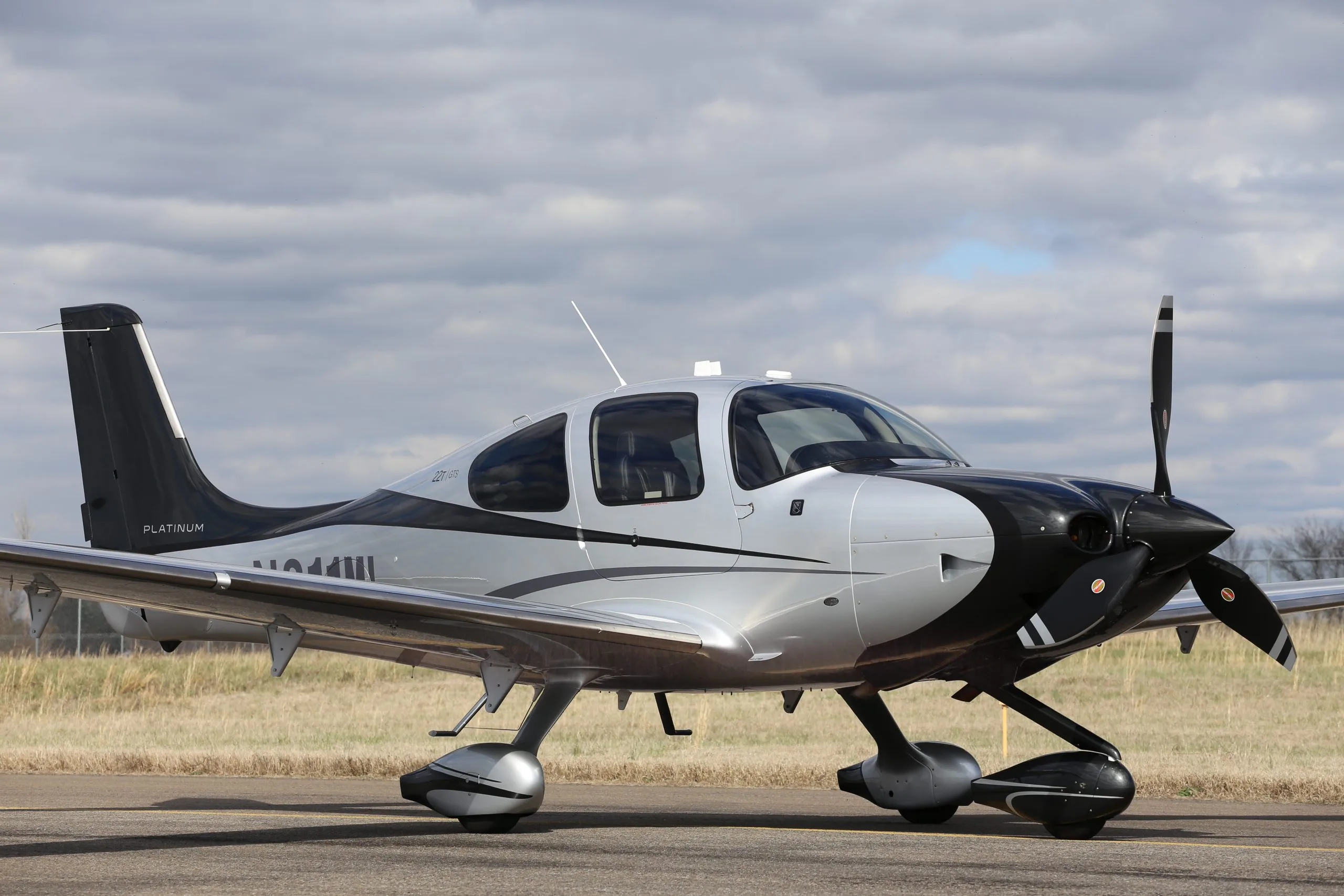 Exterior view of a 2015 Cirrus SR22 G5 TURBO.