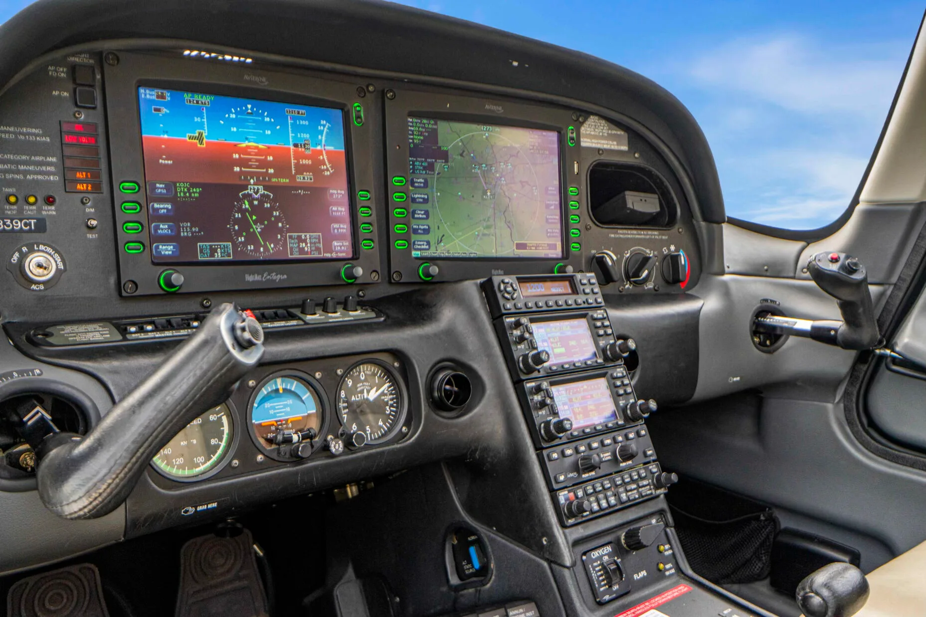 Cockpit and instrument panel of a 2008 Cirrus SR22-G3 Turbo GTS.