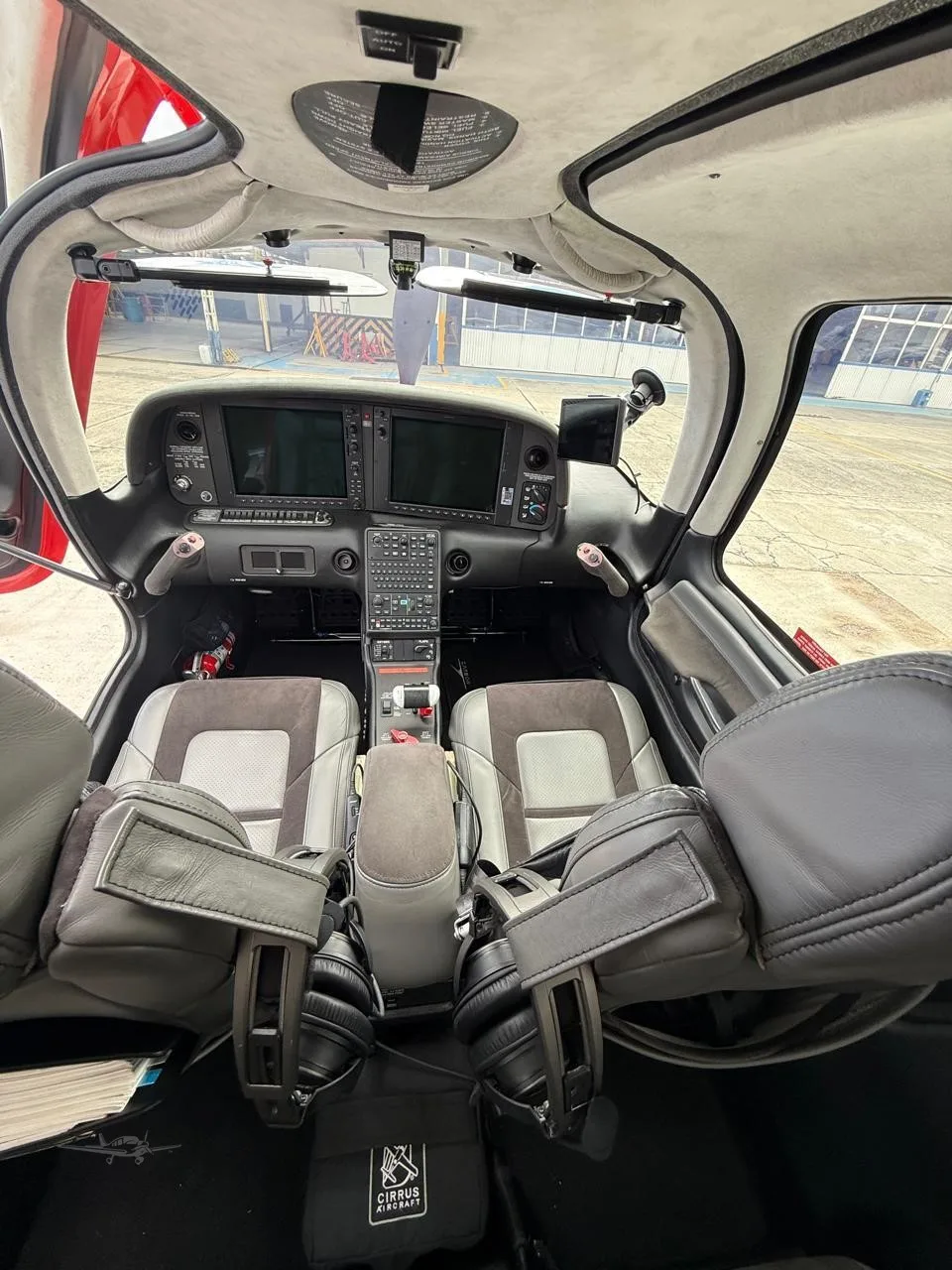 Cockpit and instrument panel of a 2020 CIRRUS SR22-G6 TURBO.