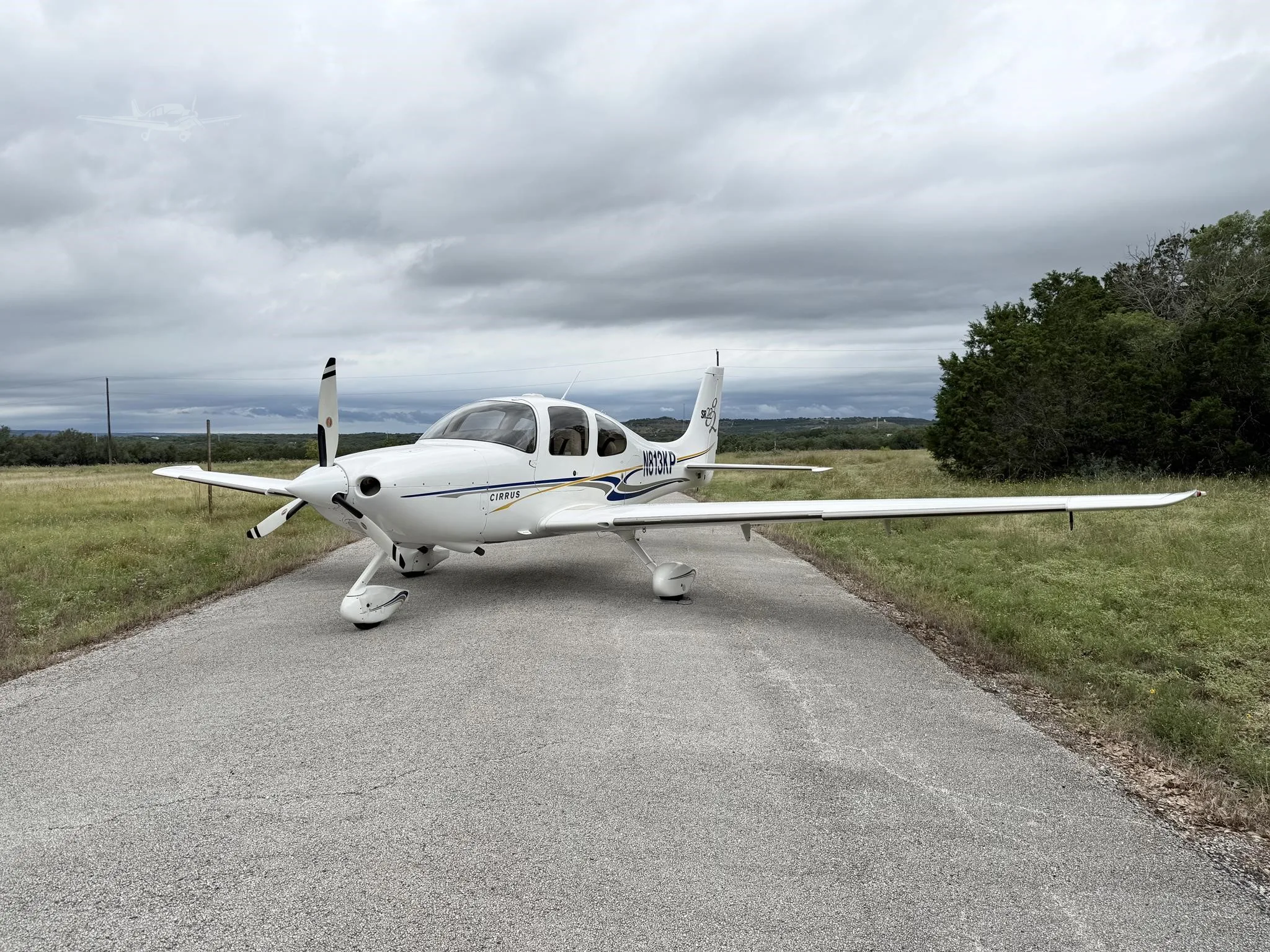 Exterior view of a 2004 CIRRUS SR22-G2, N813KP.