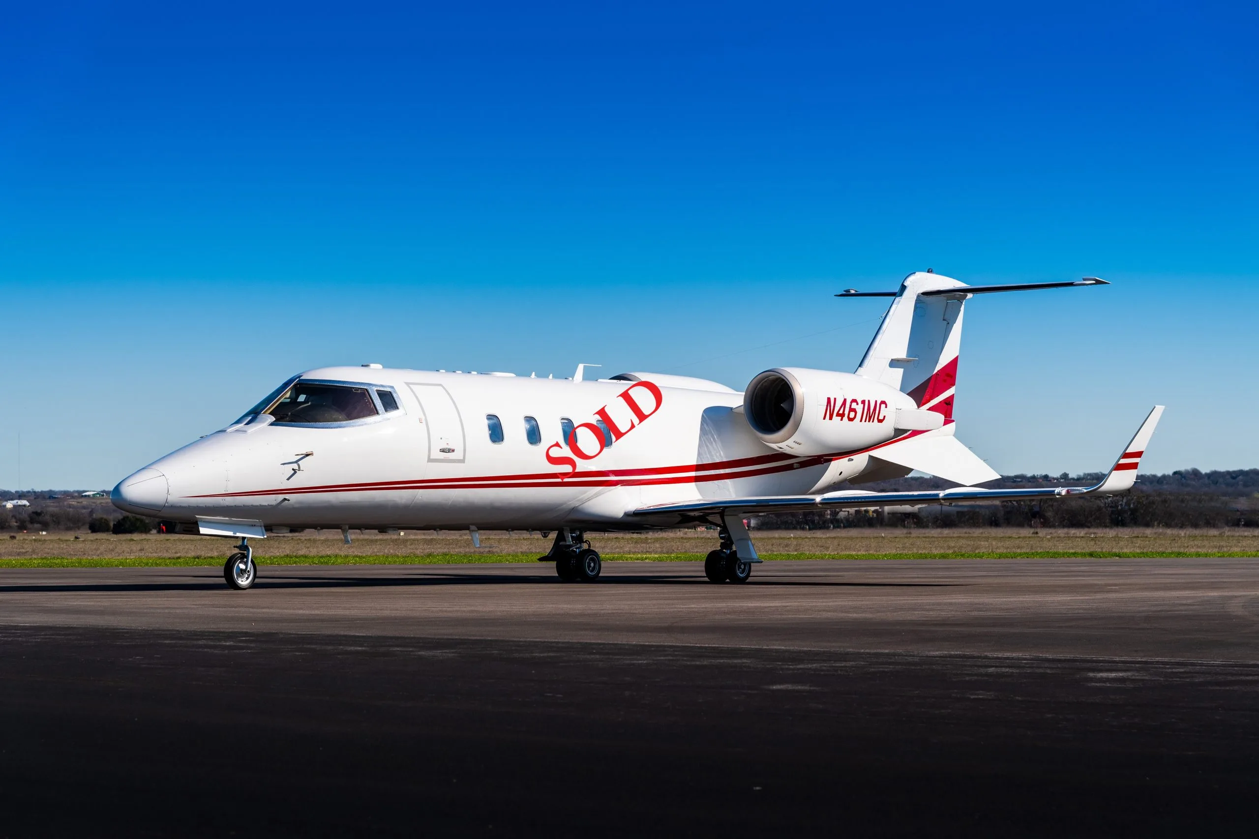 Exterior view of a 2009 Hawker 900XP, N17EN.