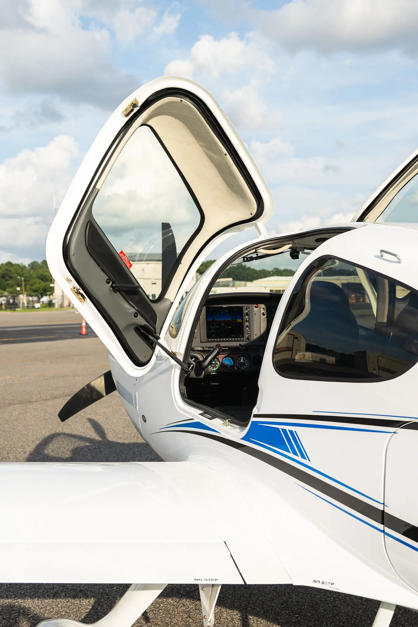 Cabin interior of a 2022 Cirrus SR20-G6.