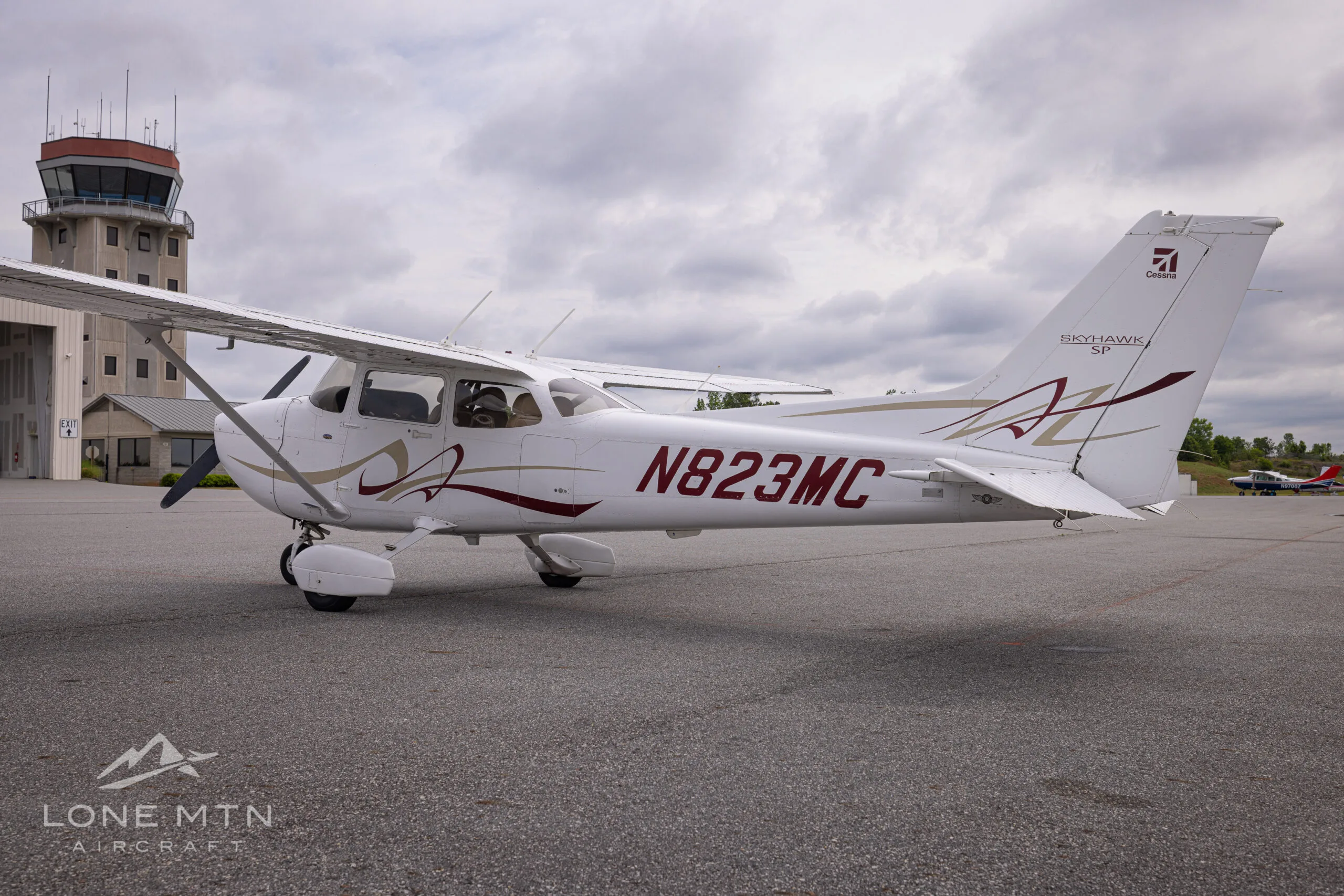 Exterior view of a 2008 Cessna 172S, N823MC.