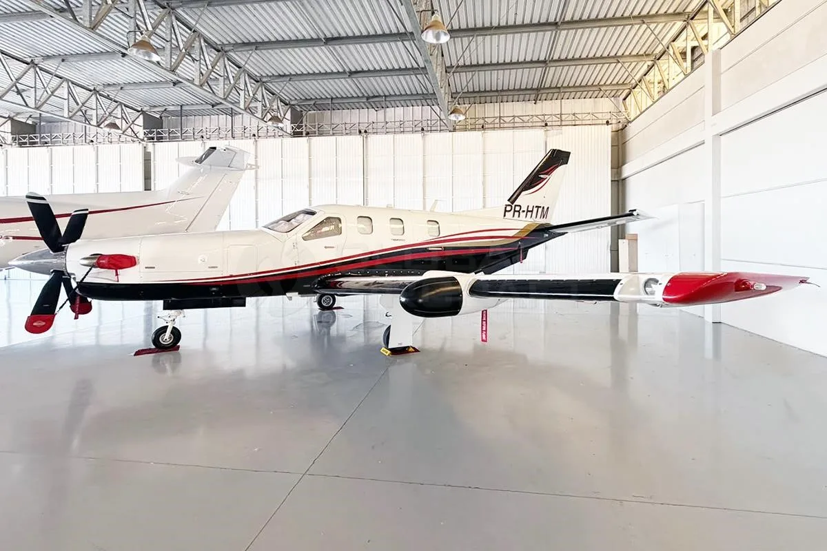 Exterior view of a 2010 DAHER TBM 850, PR-HTM.