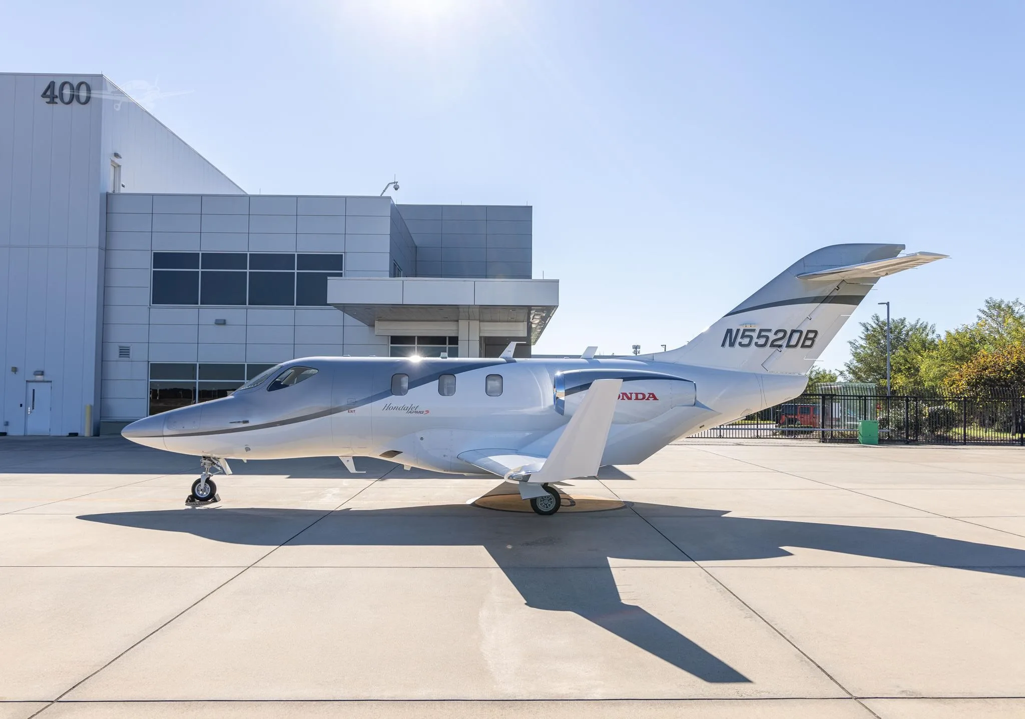 Exterior view of a 2017 HONDA JET APMG S, N552DB.