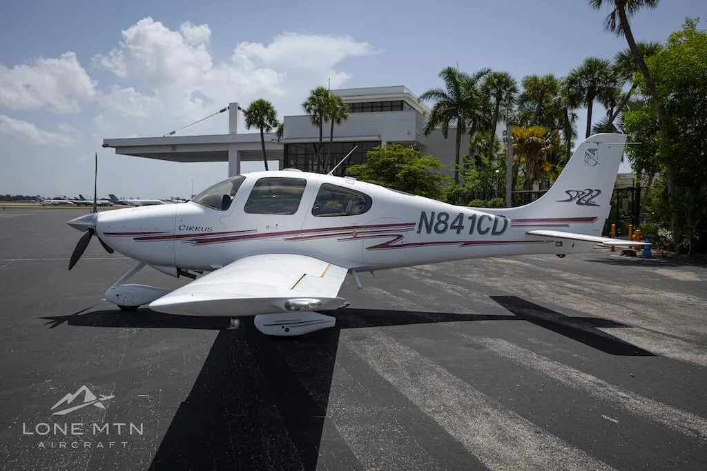 Exterior view of a 2002 Cirrus SR22 G1.