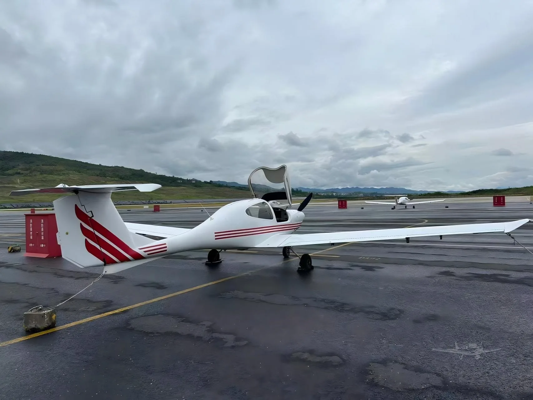 Exterior view of a 2007 DIAMOND DA40-180 STAR, B-9184.