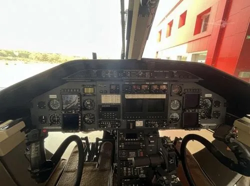 Cockpit and instrument panel of a 2005 BELL 430.