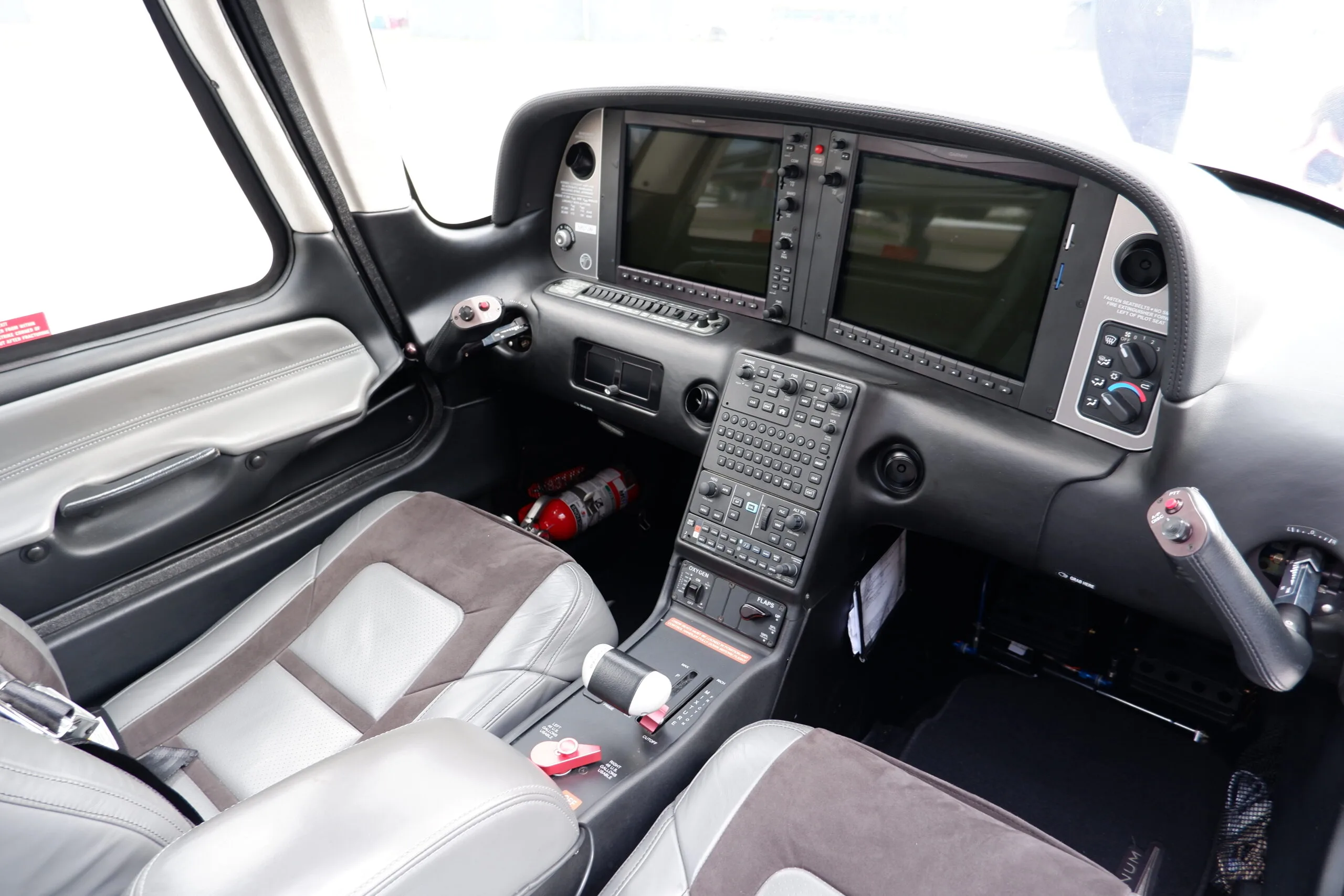 Cockpit and instrument panel of a Cirrus.