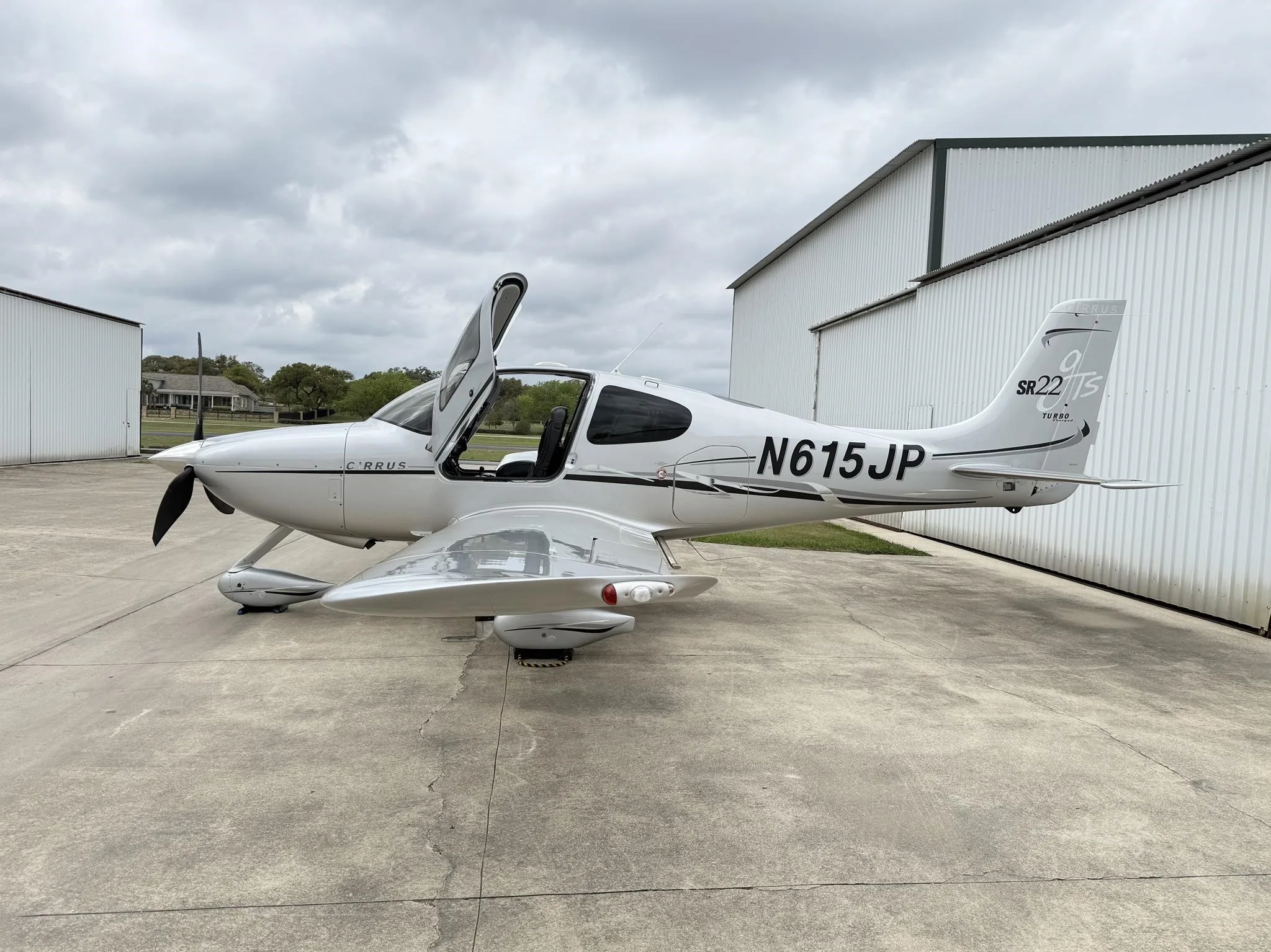 Exterior view of a 2007 CIRRUS SR22-G2 TURBO, N615JP.