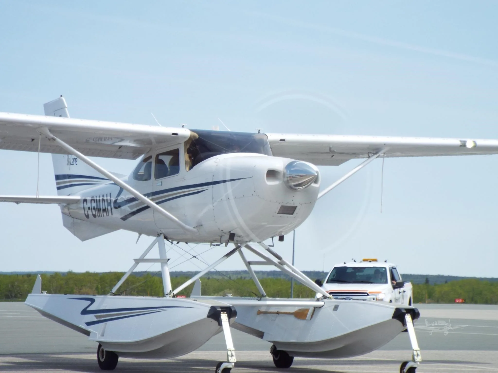 Exterior view of a 2002 CESSNA 182T SKYLANE, C-GMAH.
