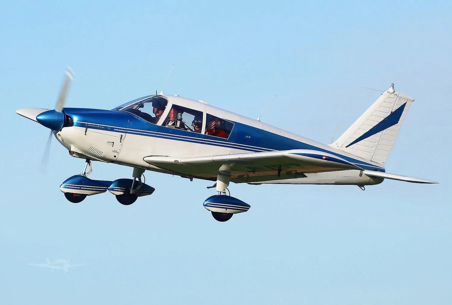 Exterior view of a 1967 PIPER CHEROKEE 140.