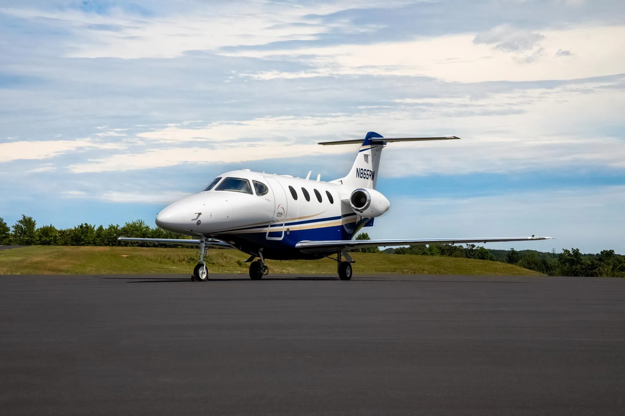Exterior view of a 2011 BEECHCRAFT PREMIER IA, N865RM.