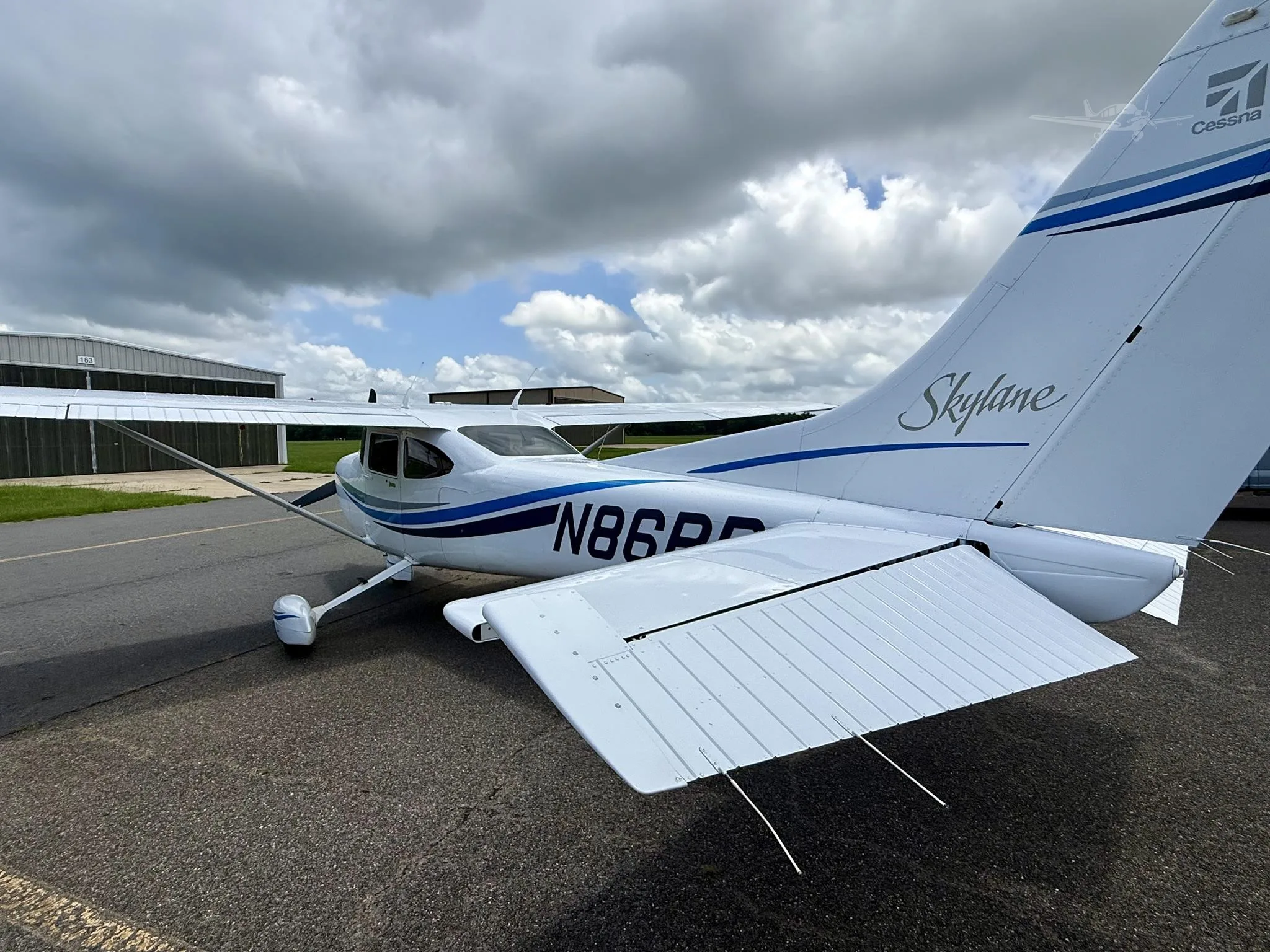 Exterior view of a 1999 CESSNA 182S SKYLANE, N86RP.