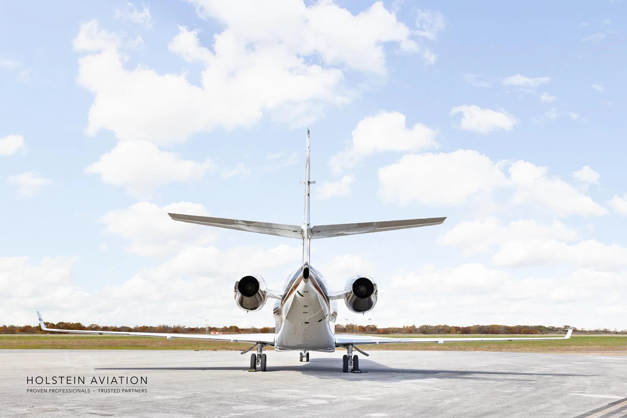Exterior view of a 2000 GULFSTREAM G200, N672PS.