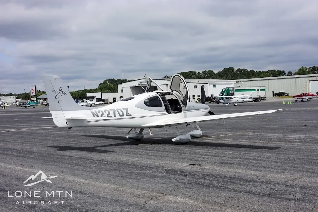 Exterior view of a 2008 Cirrus.
