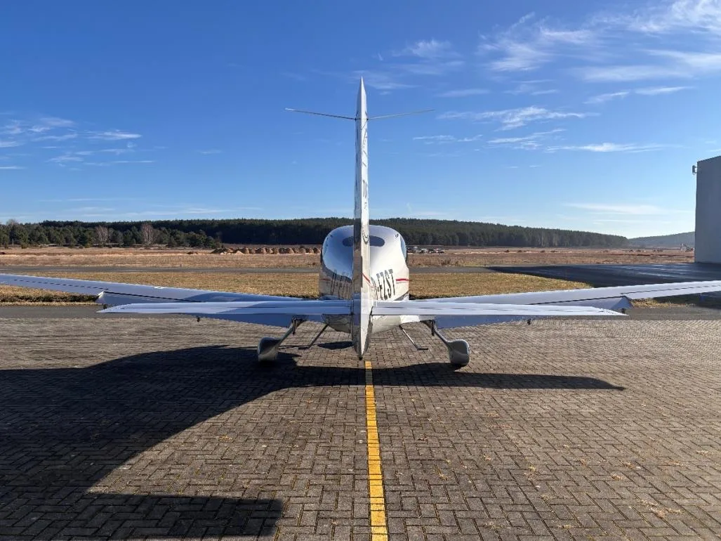 Exterior view of a 2010 Cirrus sr22tn g3 gts turbo normalized d ezst 203104cf, D-EZST.