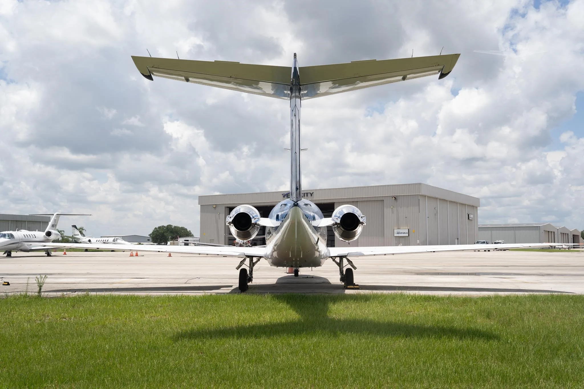 Exterior view of a 2007 HAWKER 400XP, N450TM.