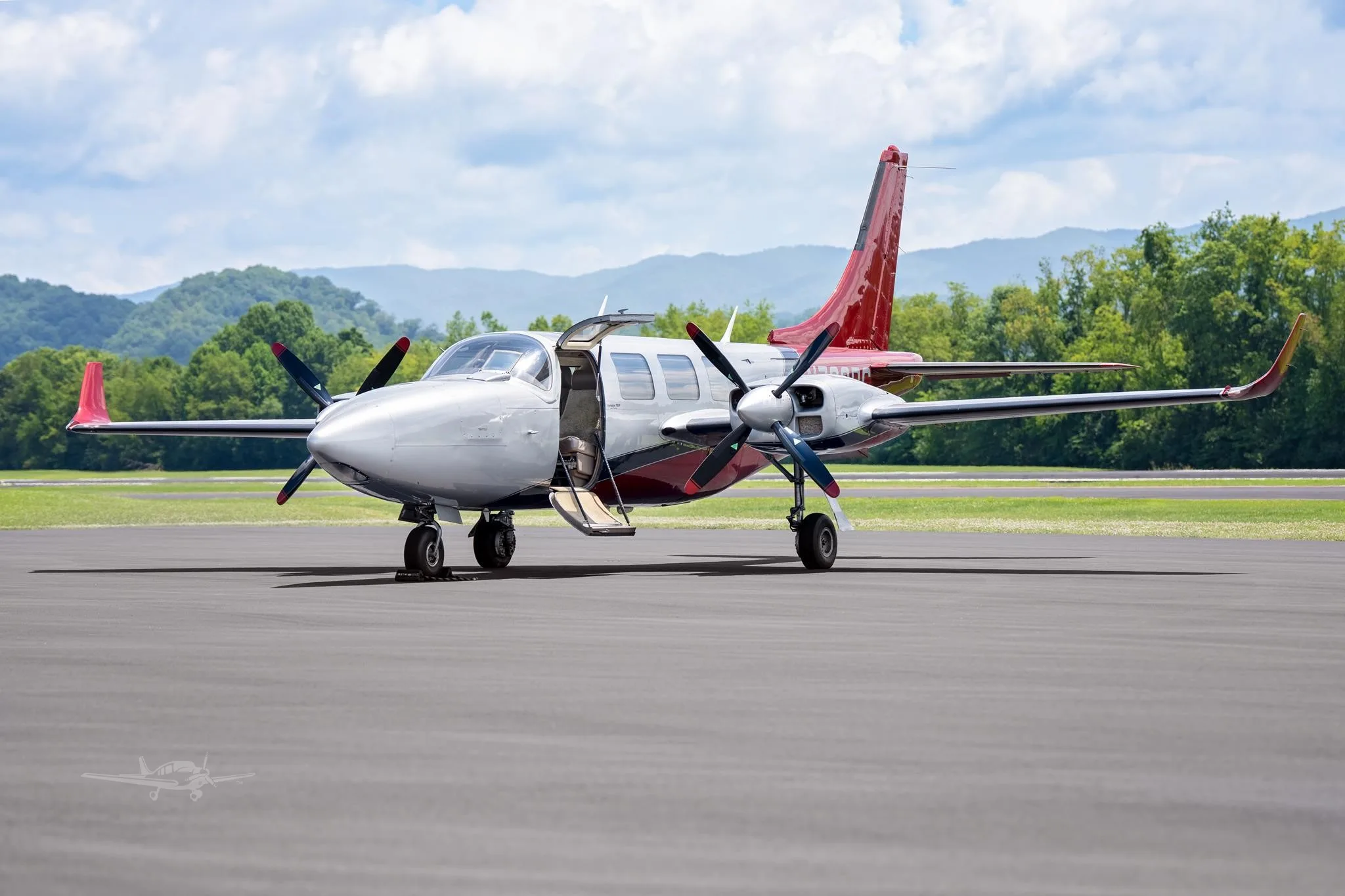 Exterior view of a 1984 AEROSTAR 700P, N702PG.