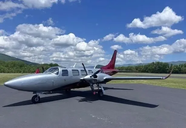 Exterior view of a 2004 Piper PA-34-220T Seneca V.