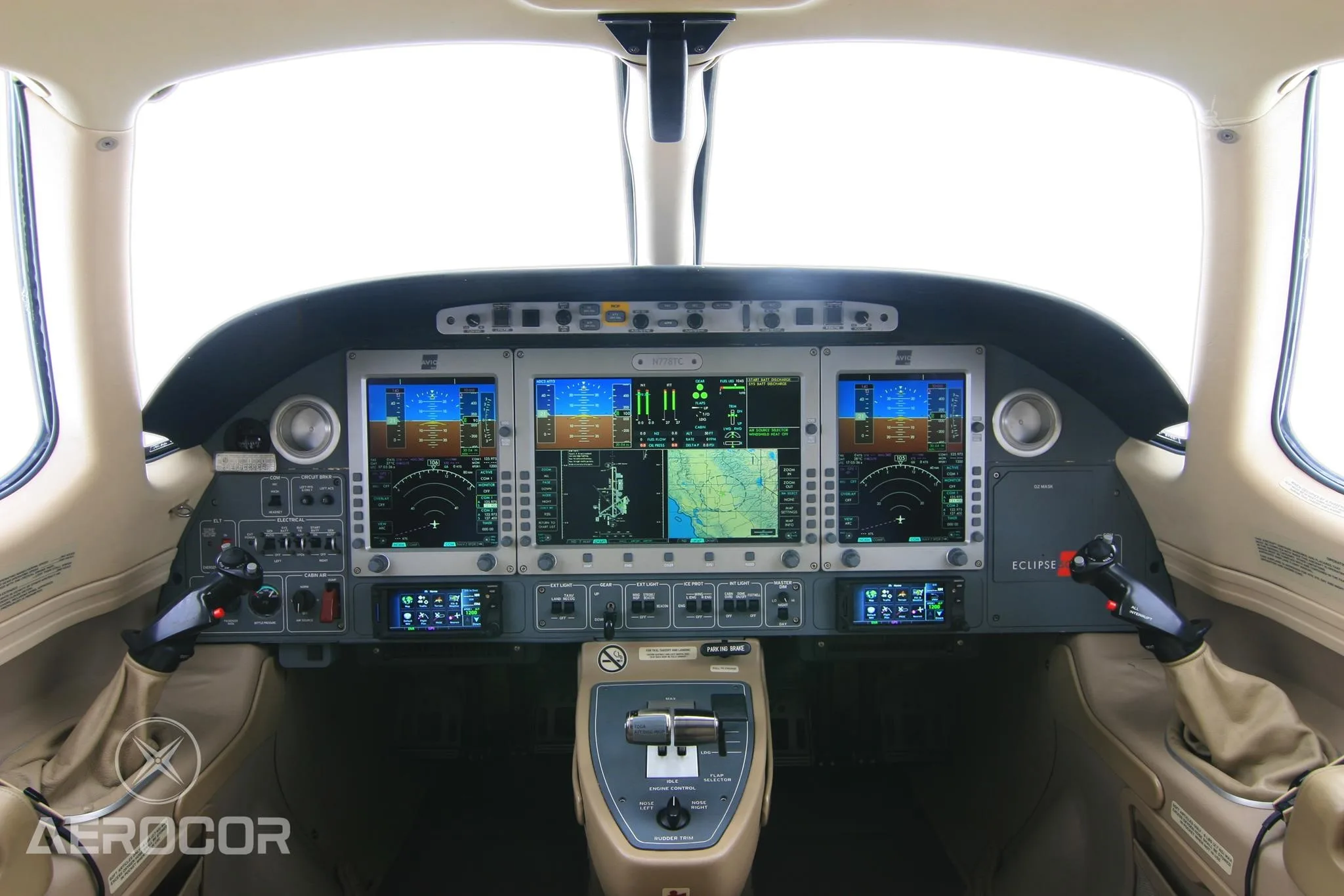 Cockpit and instrument panel of a 2007 ECLIPSE 500.