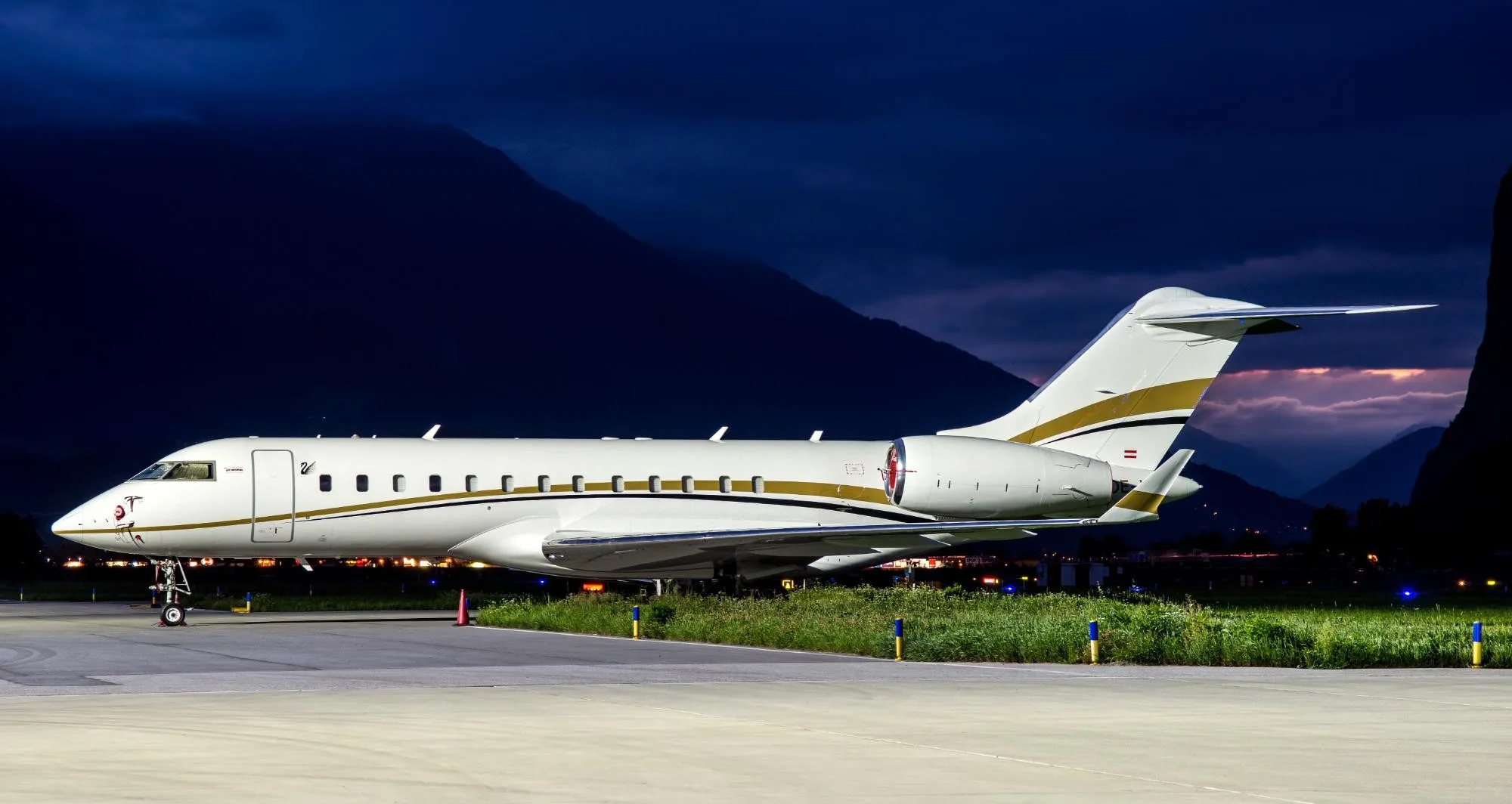 Exterior view of a 1994 Bombardier Global Express.