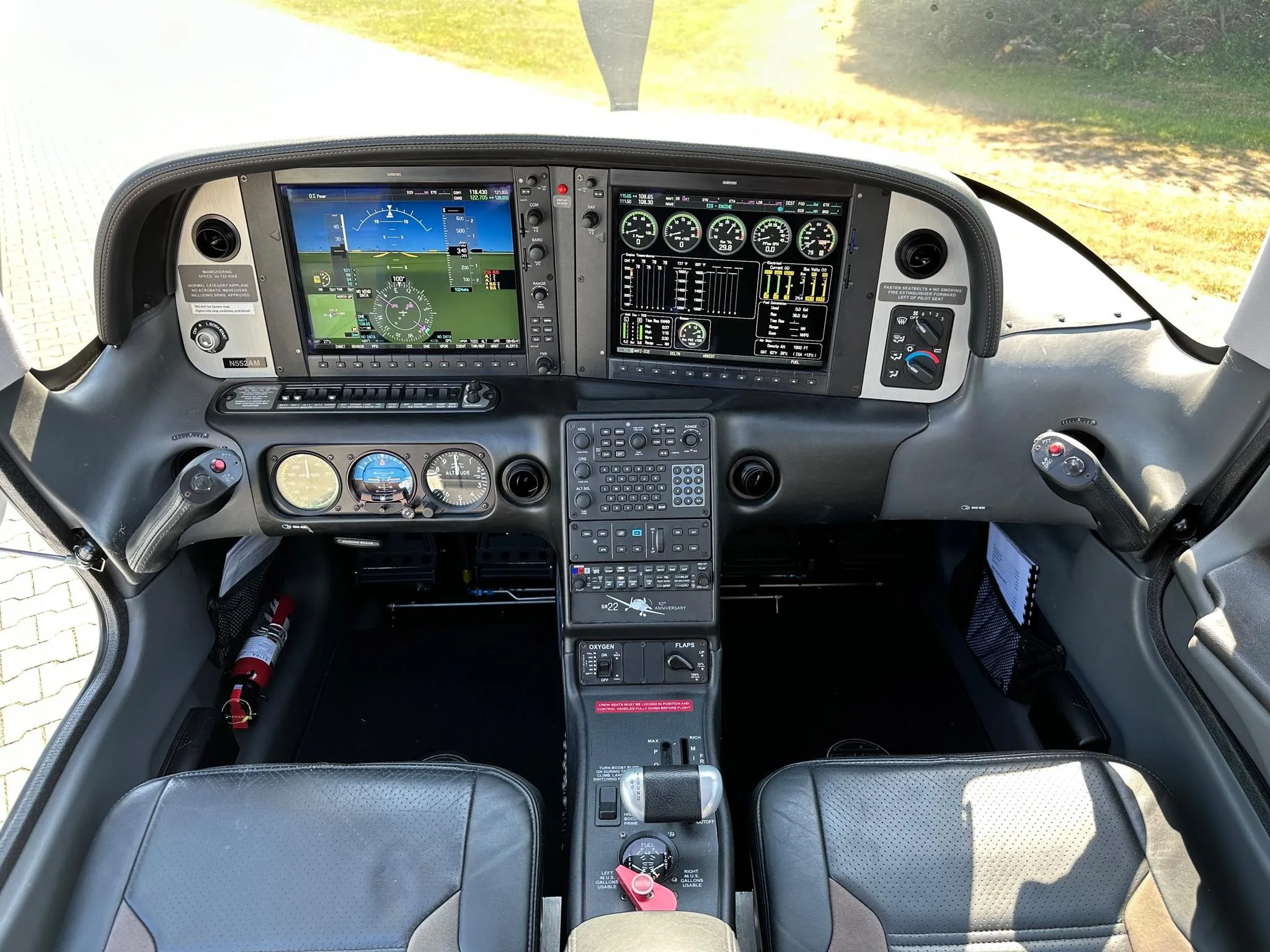 Cockpit and instrument panel of a 2011 CIRRUS SR22 TURBO.